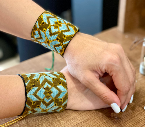 دستبند سوزندوزی دستدوز با نخ ابریشم