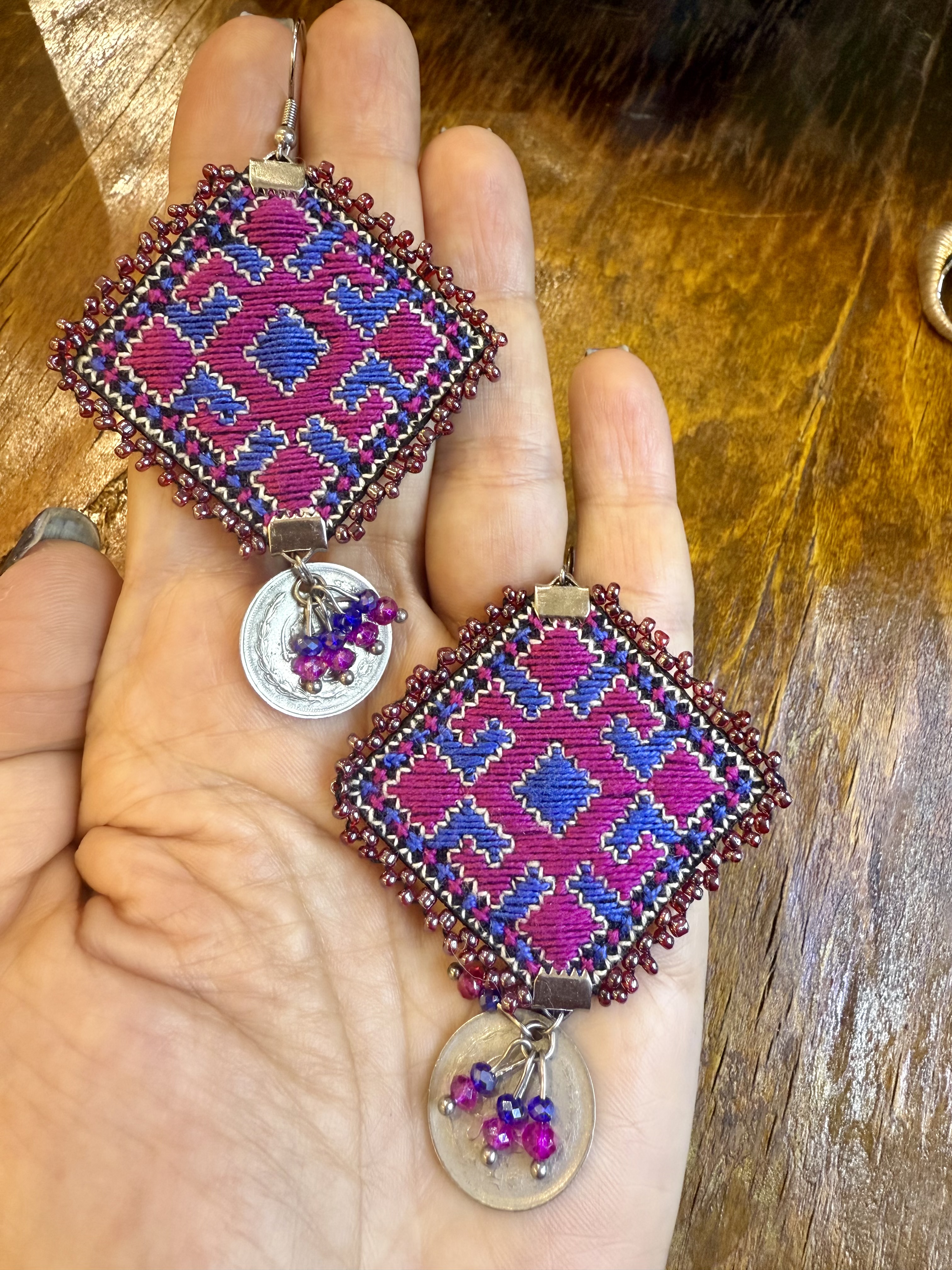 گوشواره دستساز با سوزندوزی دستدوز ابریشم تک‌نسخه