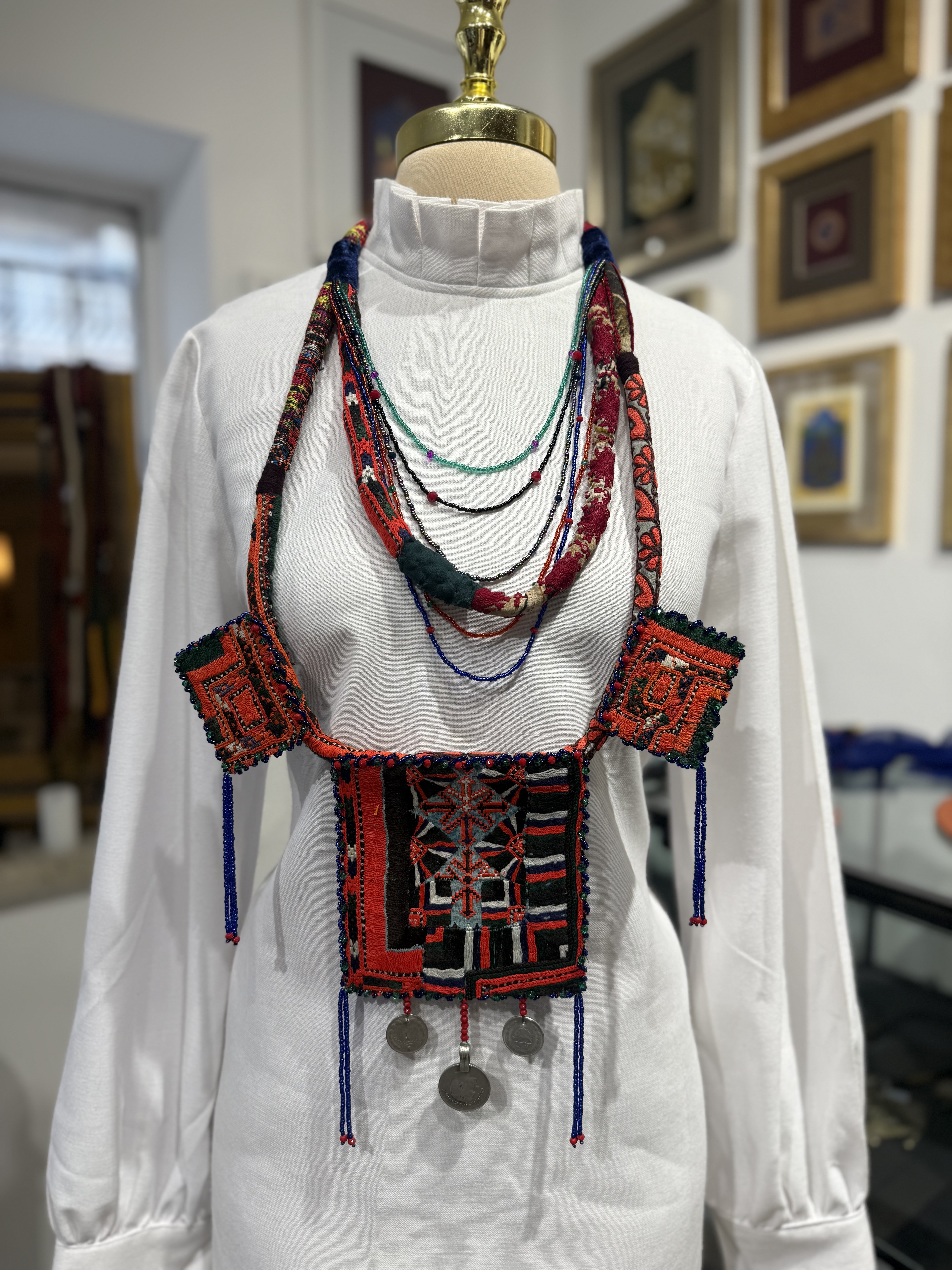 گردنبند دستساز با سوزندوزی آنتیک و قدیمی بسیار پر کار با منجوق دوزی و بسیار خاص
