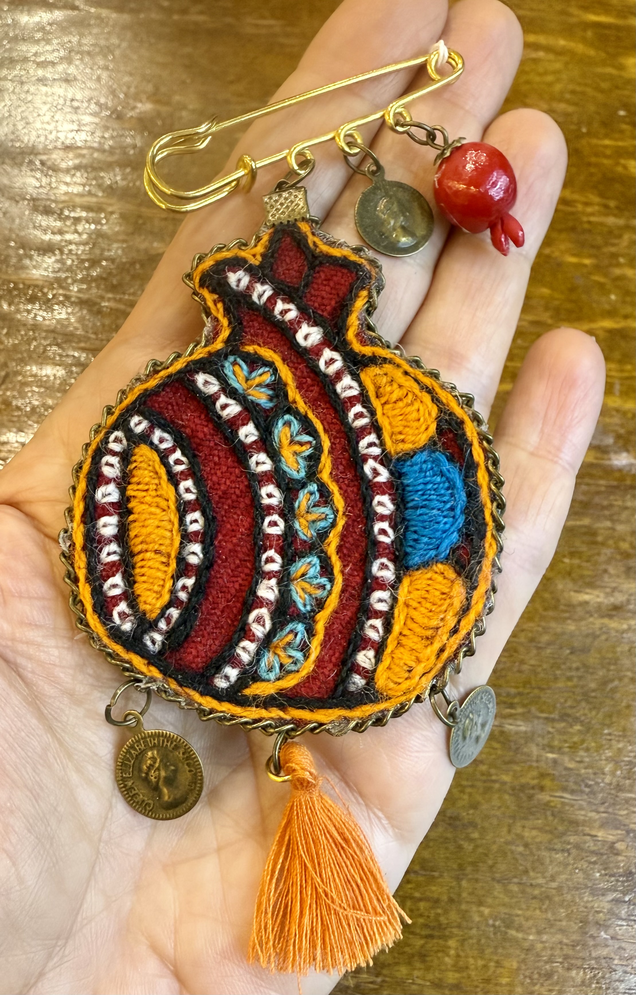 سنجاق سینه دستساز پته دوزی دستدوز تک‌نسخه